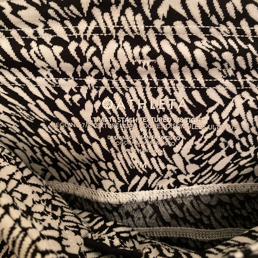 Athleta Ultimate Stash Textured 7:8 Tight - Sz M - Black & White abstract print - Picture 4 of 5